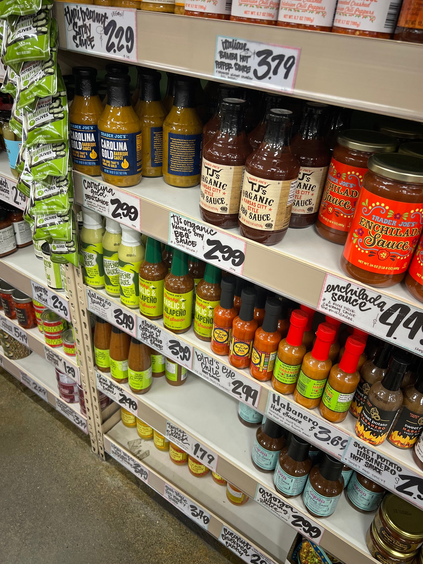 Trader Joe's Chunky Garlic & Jalapeño Hot Sauce 10oz Zero-Calorie Gilroy Garlic & Jalapeño Hot Sauce for Tacos, Eggs, Potatoes & Everyday Meals